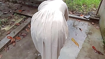 अजनबी पानी पीने अंदर आया और मुझे चोद कर चला गया