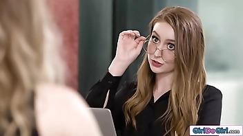 Model is rimmed by her lesbian employee